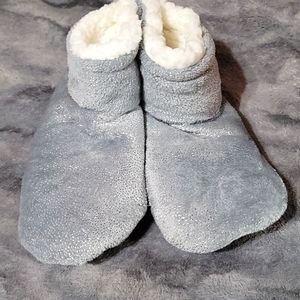 Gray/Silver slipper socks size s/m 5-7.5